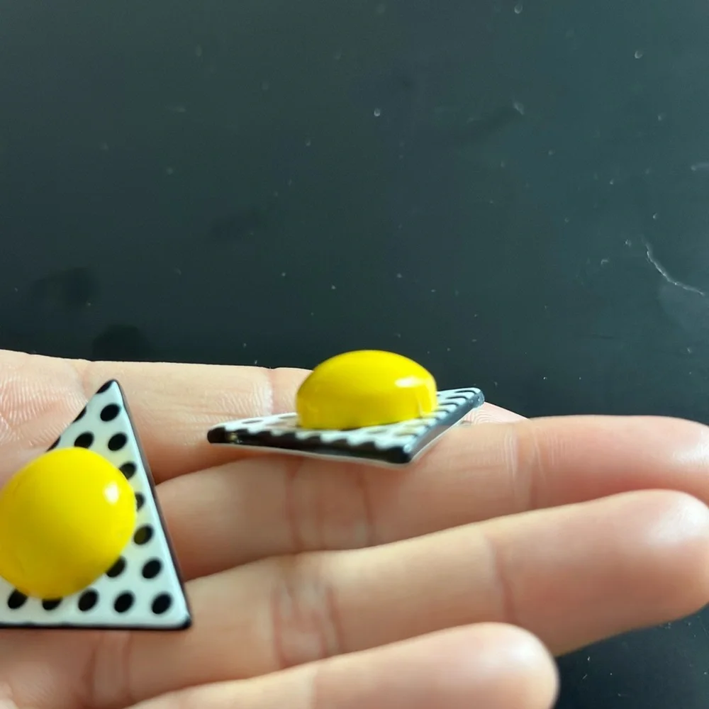 Vtg 1980s Funky Yellow Polka dot Triangle Stud Earrings - Picture 4 of 7